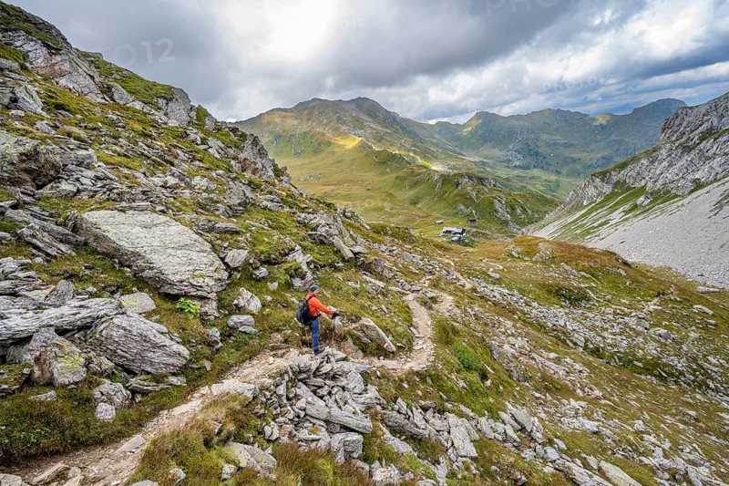Mountaineers on a hiking trail descending to the Obstanserseehuette, Carnic Main Ridge, Carnic High Trail, Carnic Alps, Carinthia, Austria, Europe