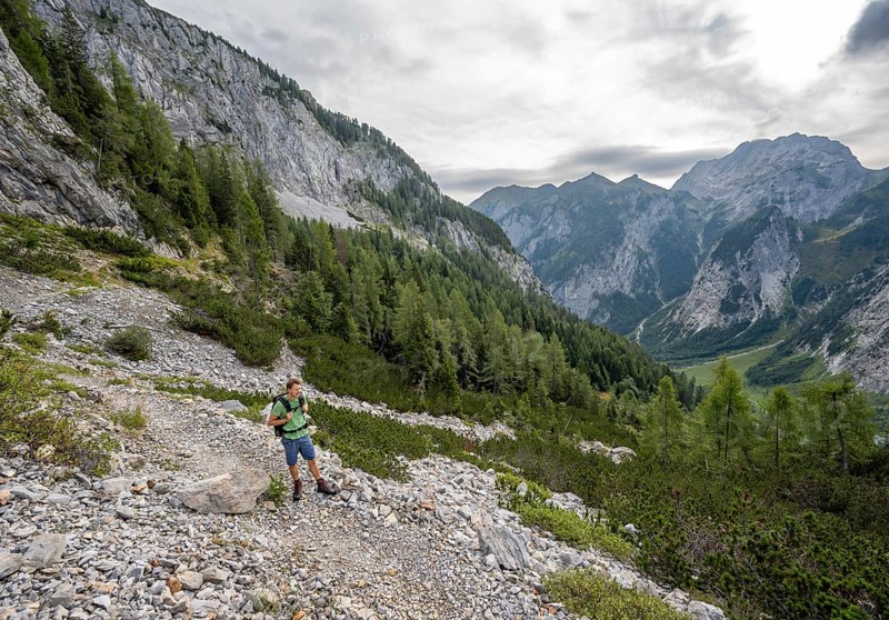 Mountaineers on a hiking trail, Carnic High Trail, view into the Wolayer Valley, Carnic Main Ridge, Carnic Alps, Carinthia, Austria, Europe