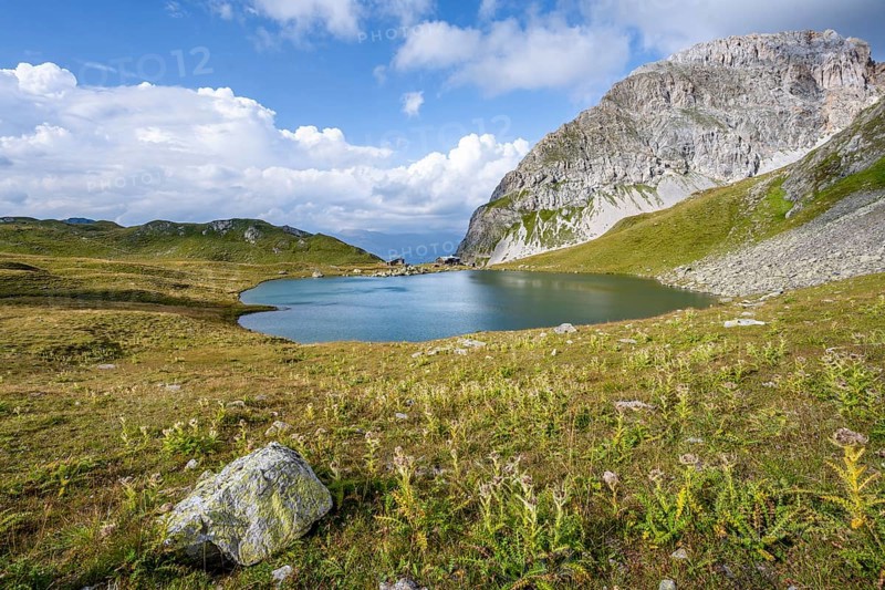 Mountain hut Obstanserseehuette at the mountain lake Obstansersee, behind rocky mountain peak Rosskopf, Carnic main ridge, Carnic High Trail, Carnic Alps, Carinthia, Austria, Europe