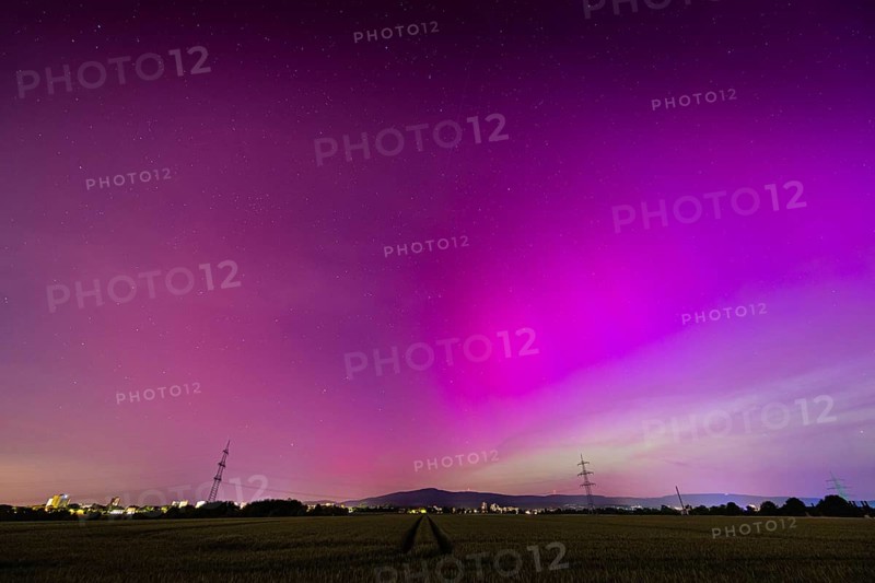 After several solar storms (solar flares), so-called auroras can be seen in the sky throughout Germany in the night between 10 May 2024 and 11 May 2024. The natural spectacle could be observed here in Hesse over the Taunus ridge, Frankfurt am Main, Hesse, Germany, Europe