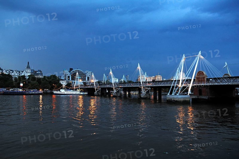 Hungerford Bridge over the Thames at dusk, London, England, Great Britain