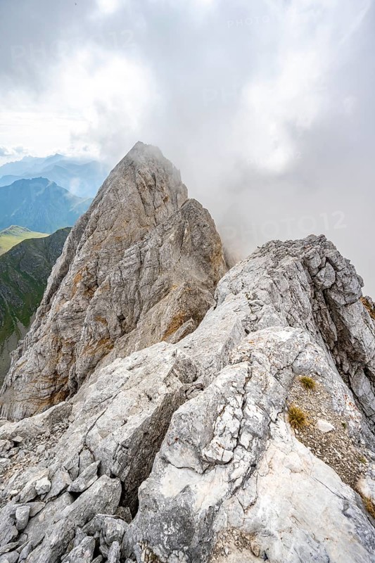 Rocky narrow summit ridge, cloudy mountain peak, summit of the Great Kinigat, Carnic Main Ridge, Carnic High Trail, Carnic Alps, Carinthia, Austria, Europe