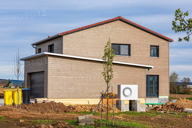 New build modern detached house with timber facade and heat pump, energy-saving house, efficiency house, Fellbach, Baden-Wuerttemberg, Germany, Europe