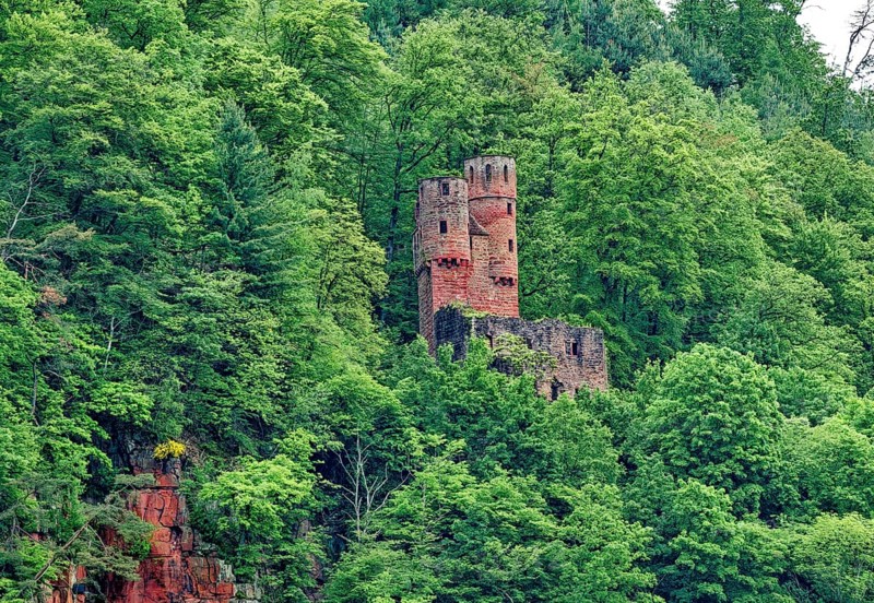 Schadeck Castle, also known as the Swallow's Nest, four-castle town of Neckarsteinach, Baden-Wuerttemberg, Germany, Europe