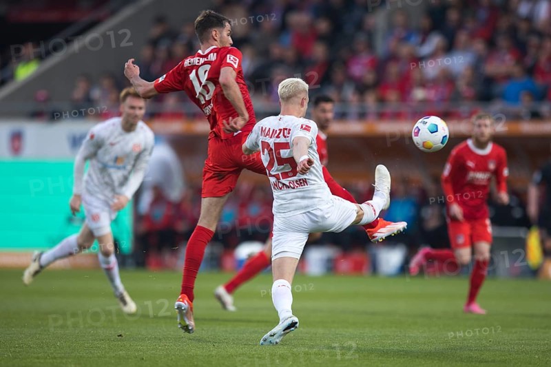 Football match, Scholberg HACHE-OLSEN 1. FSV Mainz 05 and Marvin PIERINGER1.FC Heidenheim with his back to see fight for the ball with outstretched legs, Voith-Arena football stadium, Heidenheim