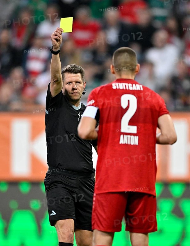 Referee Patrick Ittrich shows Waldemar Anton VfB Stuttgart (02) yellow card, yellow card, caution, WWK Arena, Augsburg, Bavaria, Germany, Europe