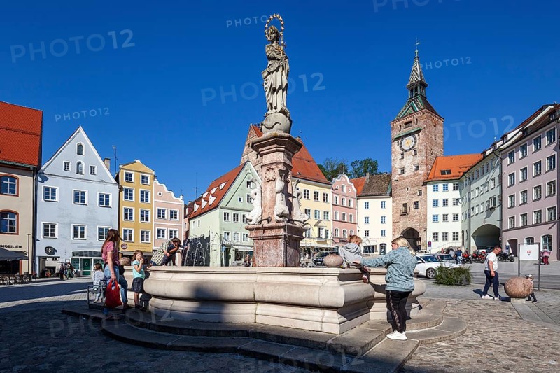 Main square with Marienbrunnen fountain and Schmalzturm tower, Landsberg am Lech, Upper Bavaria, Bavaria, Germany, Europe