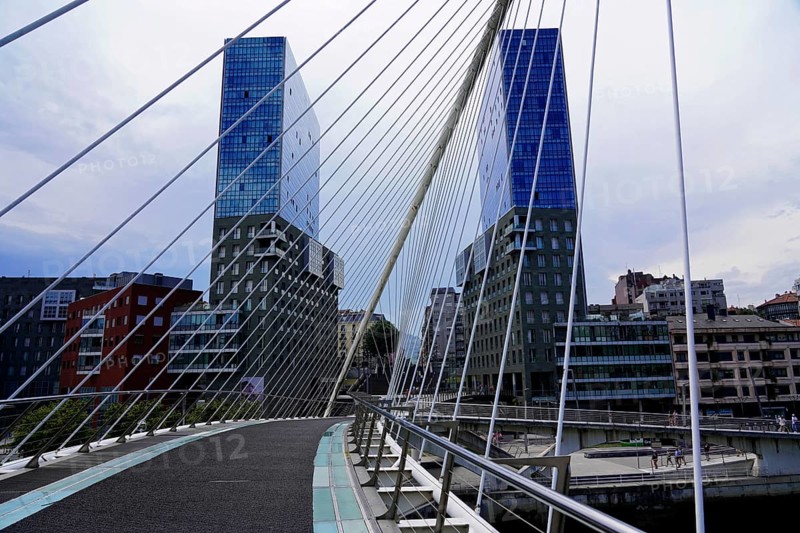Pedestrian bridge Zubizuri, White Bridge, Bilbao, Pedestrian bridge with modern skyscrapers in the background, Old Town, Bilbao, Basque Country, Spain, Europe