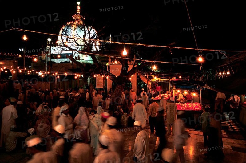 Dargah sharif illuminated at night, Moinuddin Chishti mausoleum at the time of the annual festival commemorating his death, Major muslim pilgrimage site in Ajmer, India, Asia