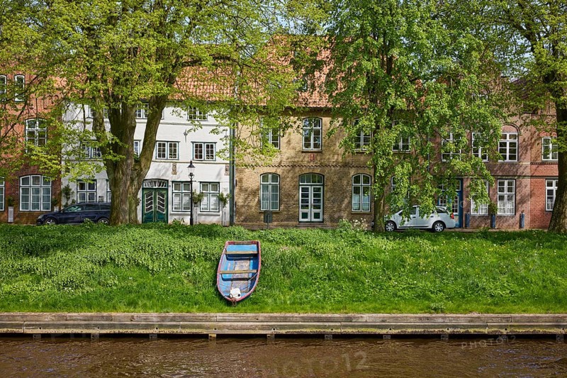 Old wooden boat and historic houses on Mittelburggraben in Friedrichstadt, North Friesland district, Schleswig-Holstein, Germany, Europe