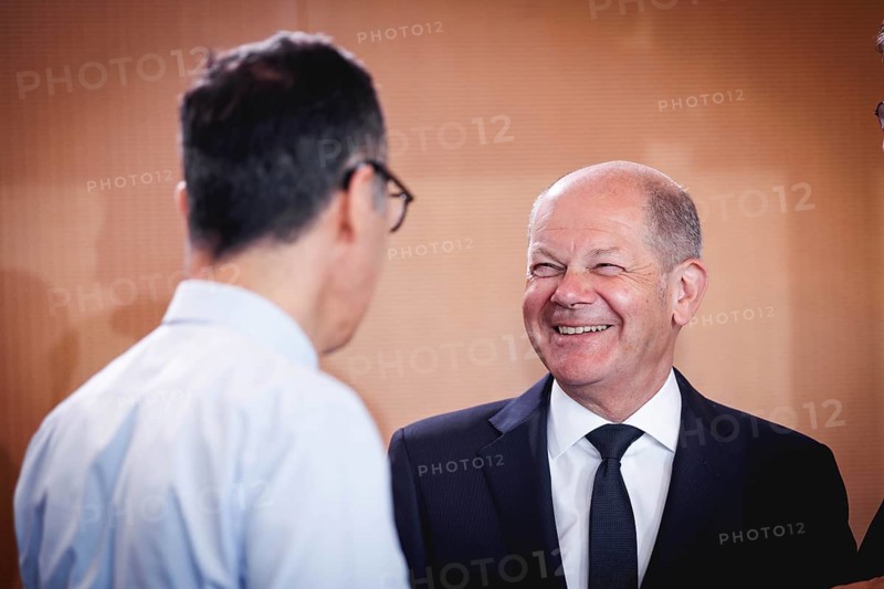 (R-L) Olaf Scholz, Federal Chancellor, and Cem Oezdemir, Federal Minister of Food and Agriculture, pictured during a cabinet meeting in Berlin, 15/05/2024