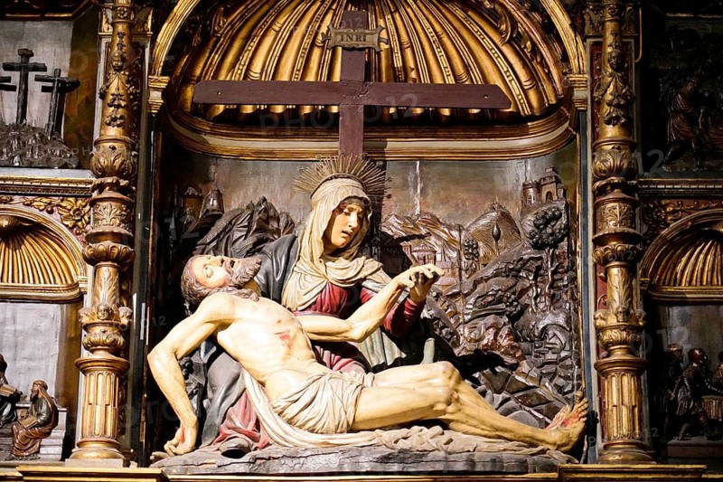 The Iglesia de San Anton church on the Nervion river in Bilbao, detail of a medieval altar with a wooden sculpture of Christ and Mary, The Iglesia de San Anton church on the Nervion river in Bilbao. Built in 1510, the church is a Catholic place of worship in the historic centre. It is built in the Gothic style with Baroque elements, BILBAO, Spain, Europe