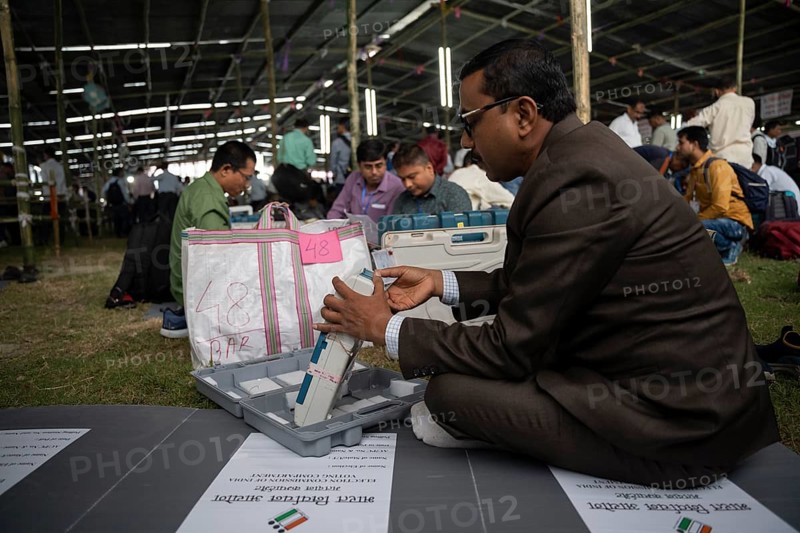 Barpeta, India. 6 May 2024. Polling officials check Electronic Voting Machines (EVMs) before leaving for allocated polling station, on the eve of the third phase of General Election on May 6, 2024 in Barpeta, India, Asia