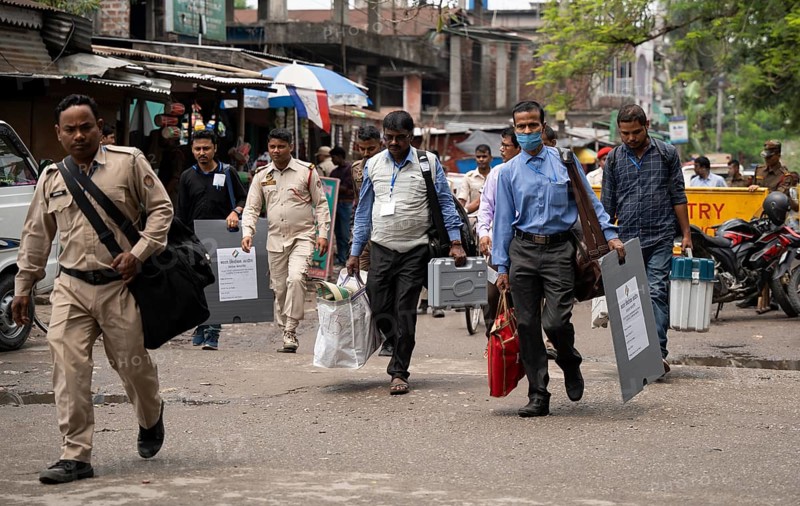 Barpeta, India. 6 May 2024. Polling officials carries Electronic Voting Machines (EVMs) and Voter Verified Paper Audit Trail (VVVPAT), before leaving for allocated polling station, on the eve of the third phase of General Election on May 6, 2024 in Barpeta, India, Asia