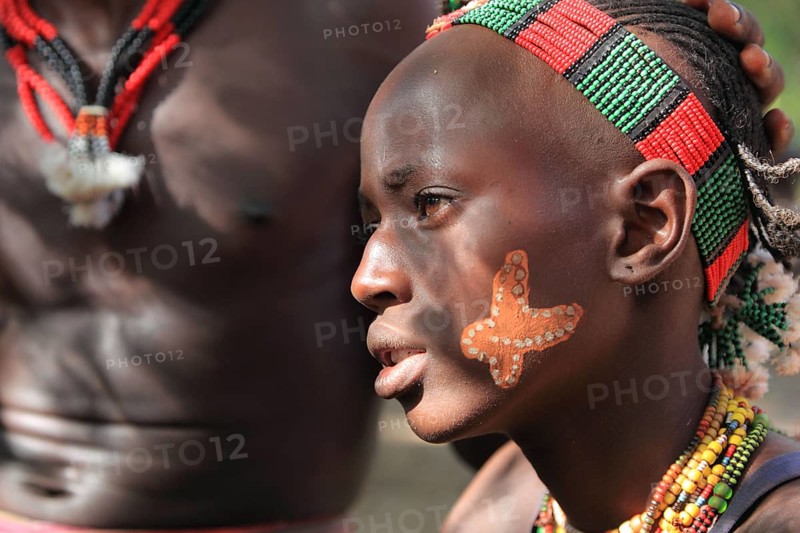 South Ethiopia, Omo region, among the Hamar tribe, Hamer, Hamma, Hammer, Amar or Amer, in the run-up to the initiation ritual, the bull jump, man with face painting and headdress, Ethiopia, Africa