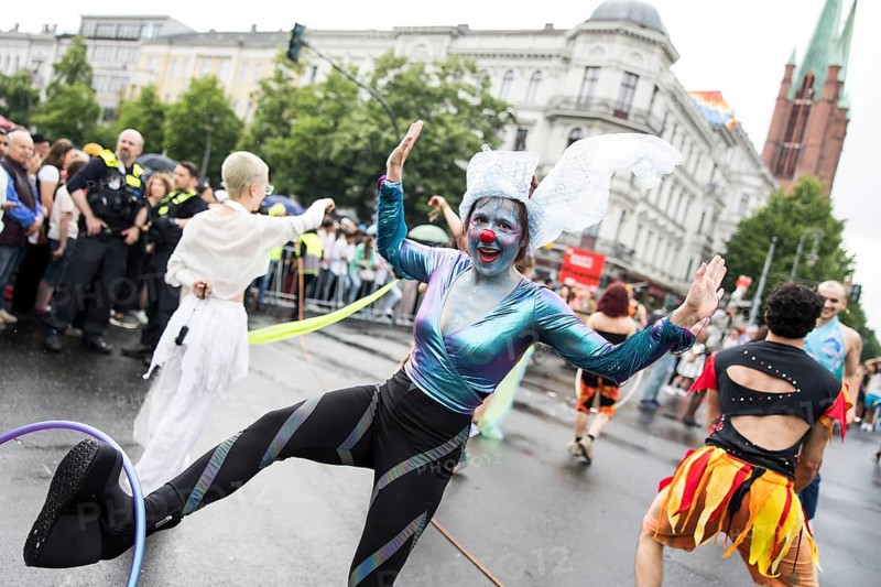 Dancer of the CABUWAZI children's and youth circus with hoops at the street parade of the 26th Carnival of Cultures in Berlin on 19.05.2024