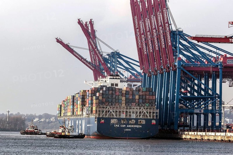 A container ship of the CMA CGM shipping company is brought to Burchardkai in the Port of Hamburg by tugboat, 11/02/2014, Hamburg