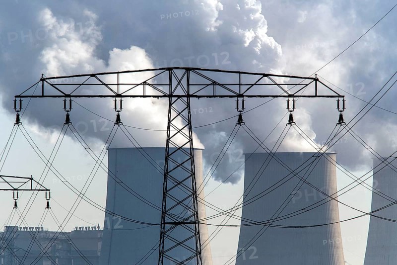 Steam rises from the cooling towers of the Vattenfall power plant in Jaenschwalde, power lines and electricity pylons at the power plant on 9 December 2014. The energy company Vattenfall mines lignite to generate electricity in the surrounding open-cast mines in Brandenburg, Jaenschwalde, Brandenburg, Germany, Europe