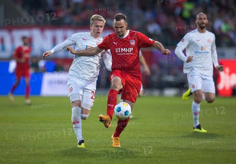 Football match, Scholberg HANCHE-OLSEN 1. FSV Mainz 05 left in a duel for the ball with Jonas FOeHRENBACH 1.FC Heidenheim right, football stadium Voith-Arena, Heidenheim