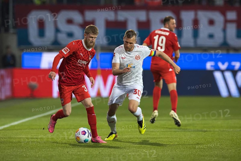 Football match, Jan-Niklas BESTE 1.FC Heidenheim left on the ball in a duel with captain Silvan Dominic WIDMER 1. FSV Mainz 05, football stadium Voith-Arena, Heidenheim