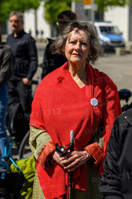 Marion Fabian (spokesperson for the Last Generation) at the silent protest in support of the hunger strikers of Hungern, bis Ihr ehrlich seid . Bundestag, Berlin, 12.05.2024