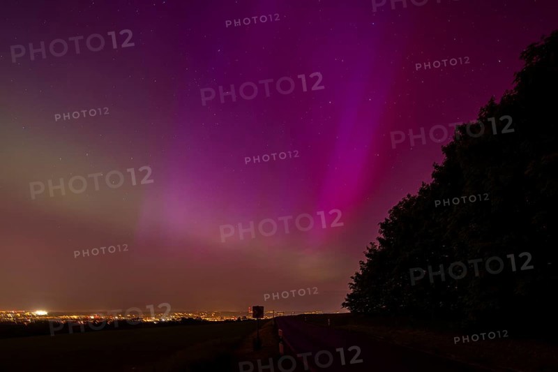 Strong coronal mass ejections on the sun have sent correspondingly intense storms of charged particles towards the earth, where they have also caused auroras over Germany. These auroras occur at an altitude of 70 to 800 kilometres in the atmosphere when the electrically charged particles of the solar wind stimulate the molecules in the atmosphere to emit light of a certain wavelength. Here is the sky over Rippien and Haenichen, Rippien, Saxony, Germany, Europe