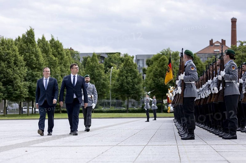 Boris Pistorius (SPD), Federal Minister of Defence and Laurynas Kasciunas, Lithuanian Minister of Defence during the reception with military honours and wreath-laying ceremony at the BMVg in Berlin, 16.05.2024