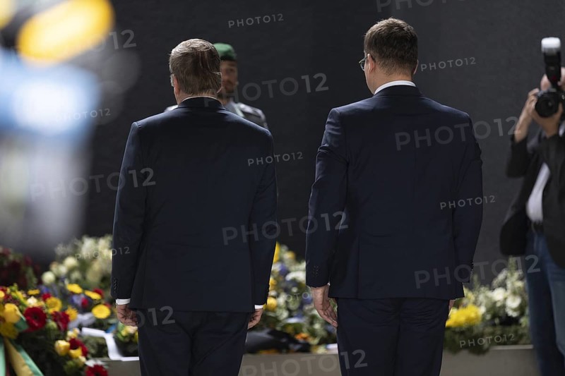 Boris Pistorius (SPD), Federal Minister of Defence and Laurynas Kasciunas, Lithuanian Minister of Defence during a wreath-laying ceremony at the BMVg in Berlin, 16.05.2024