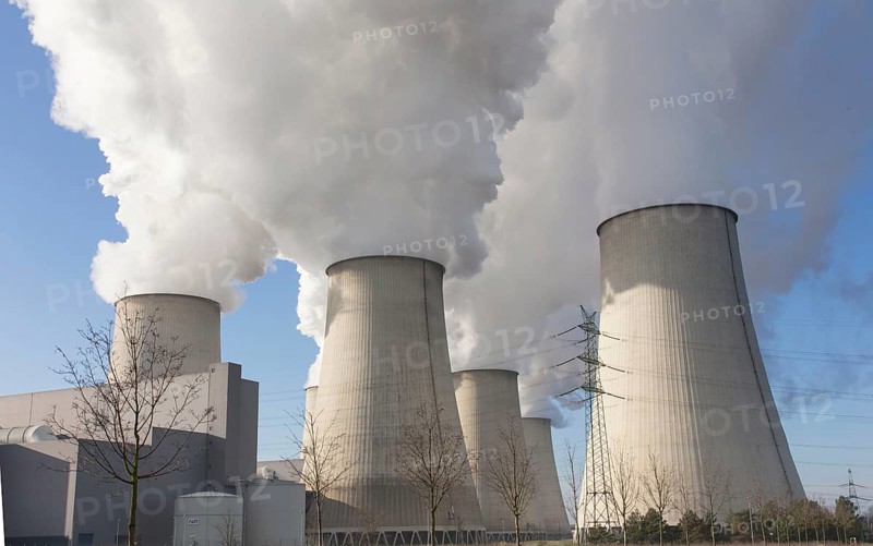 Steam rises from the cooling towers of the Vattenfall power plant in Jaenschwalde, power lines and electricity pylons at the power plant on 9 December 2014. The energy company Vattenfall mines lignite to generate electricity in the surrounding opencast mines in Brandenburg, Jaenschwalde, Germany, Europe