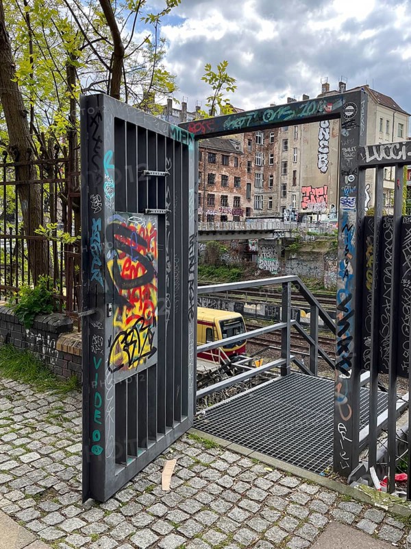 Germany, Berlin, 26.04.2024, Ringbahn trench of the S-Bahn, open service gate, S-Bahn, view to Schoenfliesser Bruecke, (rear building) gable of Kopenhagener Strasse, Europe