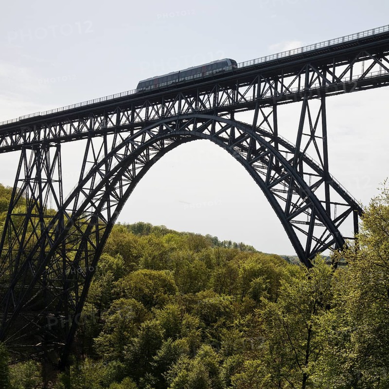 Muengsten Bridge with diesel railcar, highest railway bridge in Germany, Solingen, Bergisches Land, North Rhine-Westphalia
