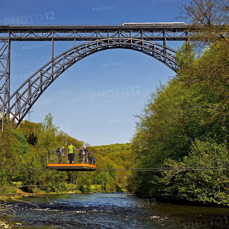 Muengsten Bridge with diesel railcar and transporter bridge over the Wupper, Solingen, Bergisches Land, North Rhine-Westphalia, Germany, Europe