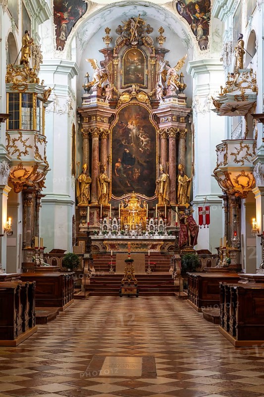 Middle garden with a view of the Alter in Salzburg Cathedral, City of Salzburg, Province of Salzburg, Austria, Europe