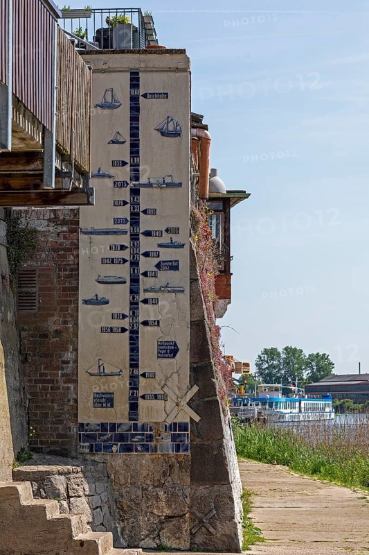 High water mark, harbour, Lauenburg, Schleswig-Holstein, Germany, Europe