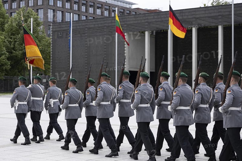 Soldiers from the Bundeswehr Guard Battalion, photographed during the reception of the Lithuanian Minister of Defence by Boris Pistorius (SPD), Federal Minister of Defence, at the BMVg in Berlin, 16.05.2024
