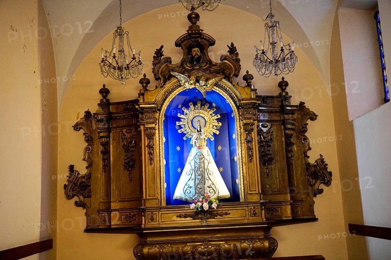 Iglesia San Nicolas de Bari, altar with Madonna against a blue background and golden decorations, flanked by chandeliers, Old Town, Bilbao, Basque Country, Spain, Europe