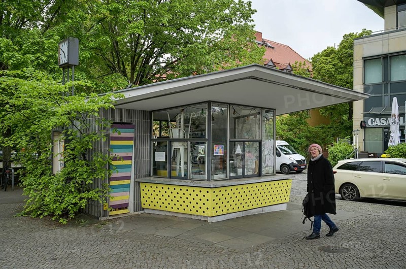 Culture kiosk, former cafe and ice cream parlour, old kiosk in Zehlendorf Mitte, Teltower Damm / Potsdamer Chaussee, Zehlendorf, Steglitz-Zehlendorf, Berlin, Germany, Europe