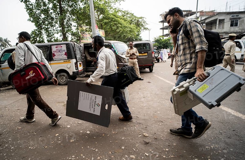 Barpeta, India. 6 May 2024. Polling officials carries Electronic Voting Machines (EVMs) and Voter Verified Paper Audit Trail (VVVPAT), before leaving for allocated polling station, on the eve of the third phase of General Election on May 6, 2024 in Barpeta, India, Asia