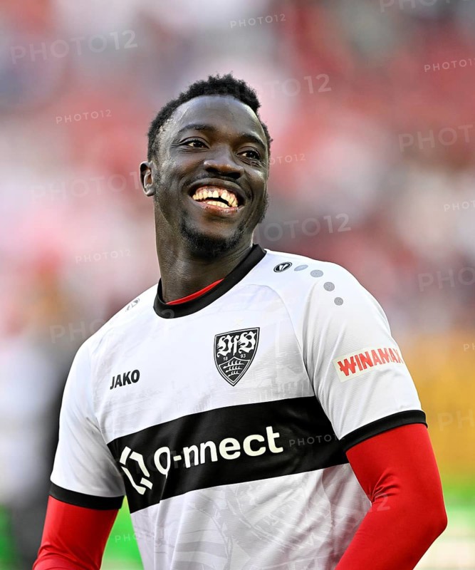 Silas Katompa Mvumpa VfB Stuttgart (14) portrait, smiles, laughs, WWK Arena, Augsburg, Bavaria, Germany, Europe
