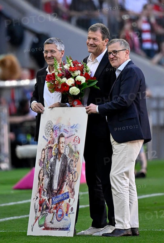 (left) President Herbert Hainer FC Bayern Munich FDB bids farewell to Chief Marketing Officer Andreas Jung, (centre) Chairman of the Board Jan-Christian Dreesen FC Bayern Munich FCB (right) Allianz Arena, Munich, Bavaria, Germany, Europe