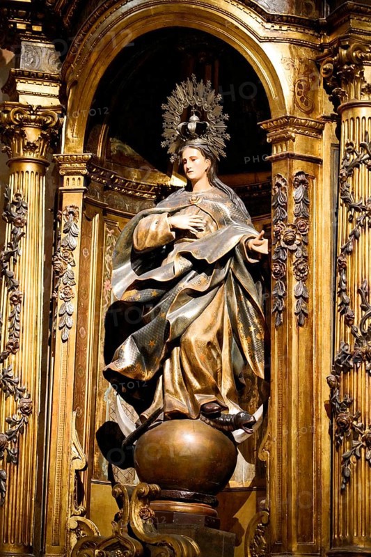 The Iglesia de San Anton church on the Nervion river in Bilbao, A magnificent statue of the Madonna made of gold, skilfully placed on an altar in a church, The Iglesia de San Anton church on the Nervion river in Bilbao. Built in 1510, the church is a Catholic place of worship in the historic city centre. It is built in the Gothic style with Baroque elements, BILBAO, Spain, Europe