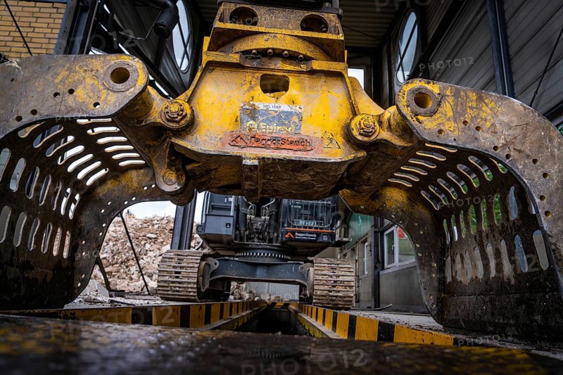 Close-up of an excavator with grab arm carrying out demolition work in a building, demolition, Saarbruecken, Germany, Europe