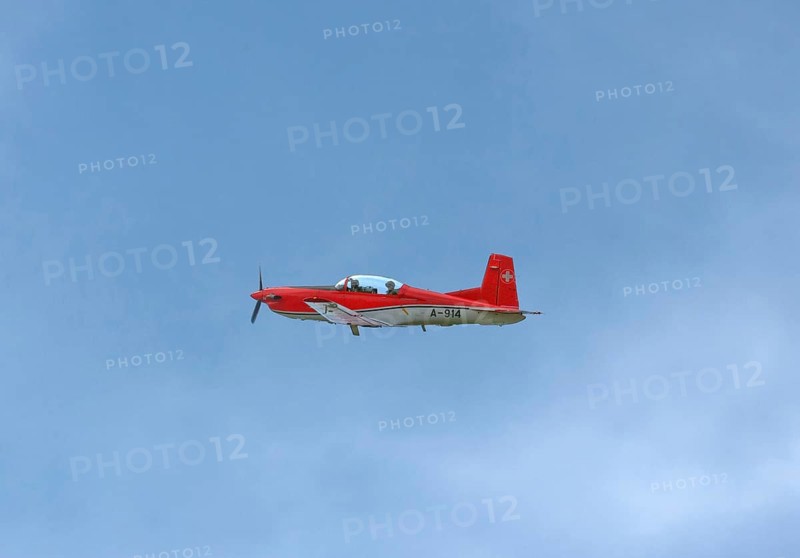 Two-seater Pilatus PC-7 turboprop training aircraft of the Swiss Air Force in flight, Payerne military airfield, Payerne, Vaud, Switzerland, Europe