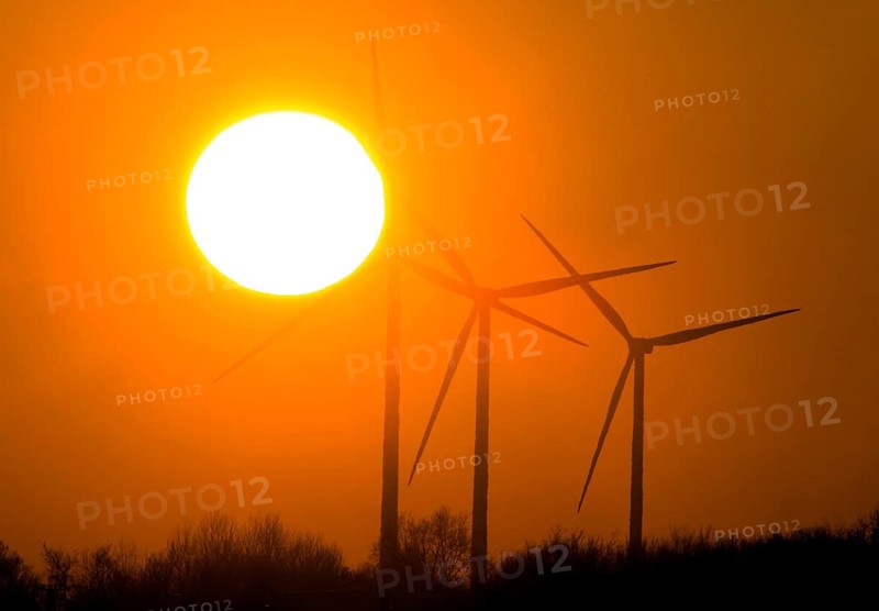 Sunset on 09.12.2014 at a wind farm in Jaenschwalde, Jaenschwalde, Brandenburg, Germany, Europe