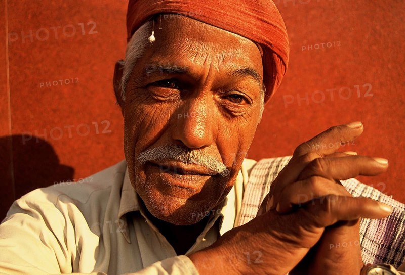 Ear cleaner, low caste hindu man, Delhi, India, Asia