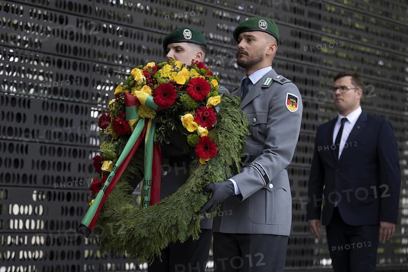 Boris Pistorius (SPD), Federal Minister of Defence and Laurynas Kasciunas, Lithuanian Minister of Defence during a wreath-laying ceremony at the BMVg in Berlin, 16.05.2024