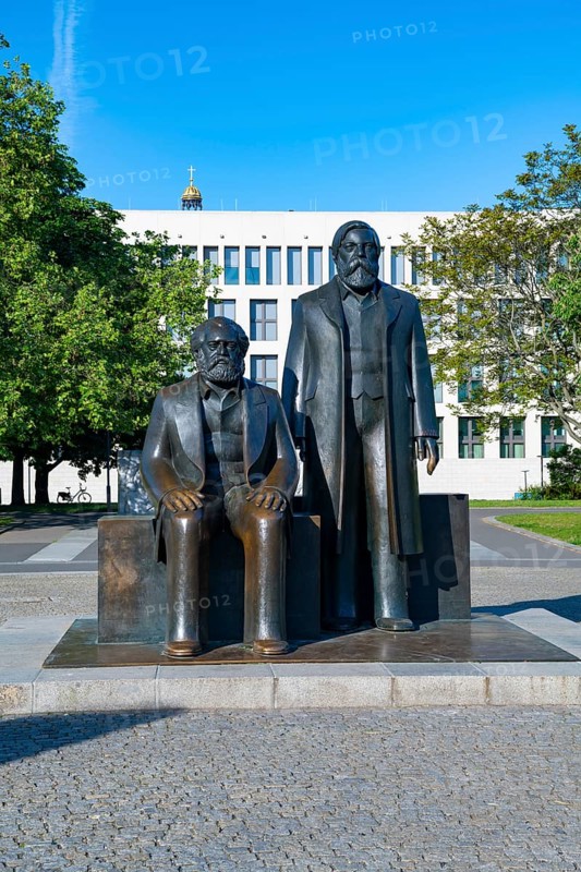 Karl Marx and Friedrich Engels bronze memorial, Marx-Engels-Forum, Berlin Mitte, Berlin, Germany, Europe