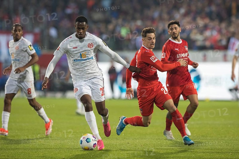 Football match, Edimilson FERNANDES RIBEIRO 1. FSV Mainz left on the ball in a duel with Nikola DOVEDAN 1. FC Heidenheim right, in the background left outside Leandro BARREIRO MARTINS and right outside Kevin SESSA 1. FC Heidenheim watch the scene tensely, football stadium Voith-Arena, Heidenheim