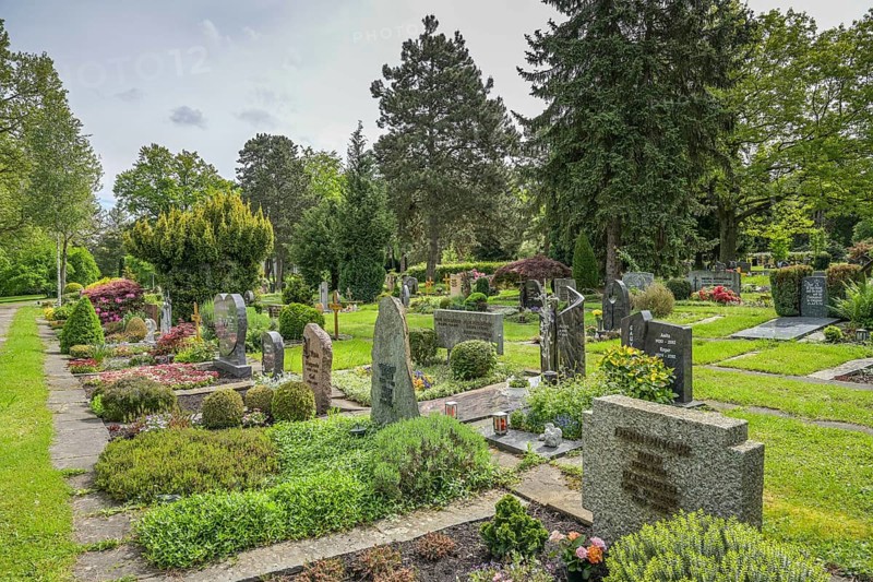 Graves, Weingarten City Cemetery, Offenburg, Baden-Wuerttemberg, Germany, Europe