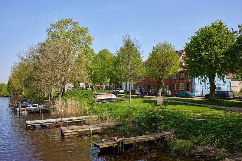 Jetties for pleasure craft on the banks of the Westersielzug in Friedrichstadt, Nordfriesland district, Schleswig-Holstein, Germany, Europe
